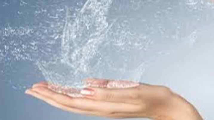 Sprinkle from the hands placed under water