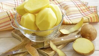 Potato mask to rejuvenate facial skin